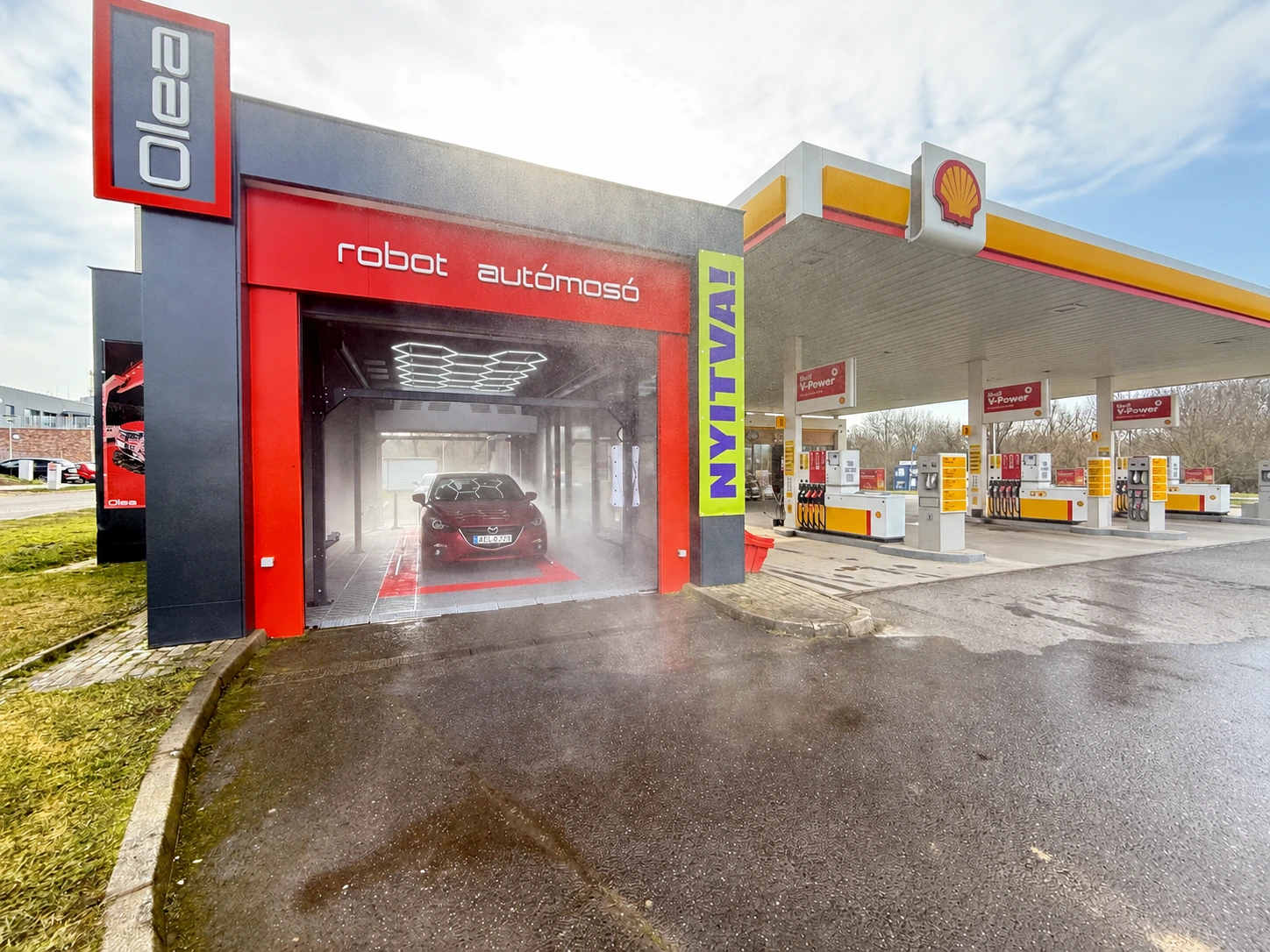 Működő OLEA robotmosó a Shell töltőállomás mellett